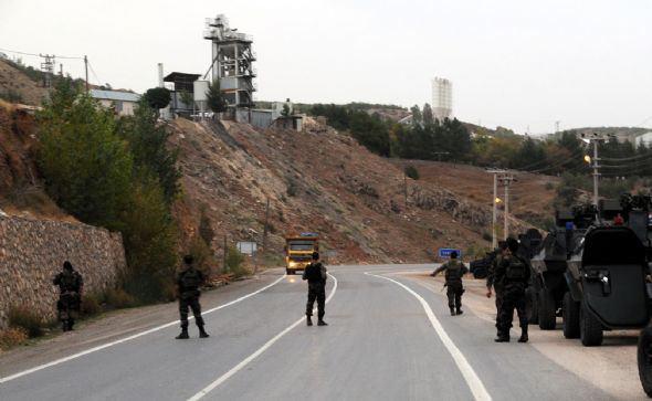 Çatışmada kendisi de yaralanan polis memuru, yaralanan vatandaşları da alarak Tunceli'ye götürdü.