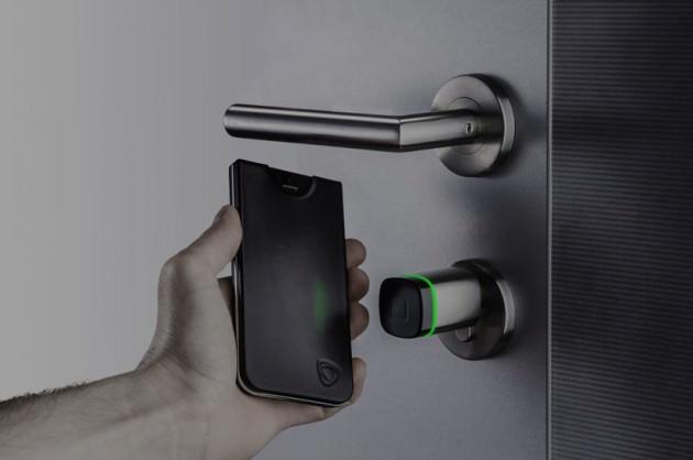 <p>NFC haberleşmesi iki NFC uyumlu cihazın birbirine birkaç santimetre yaklaştırılması ile aktifleştirilir. NFC uygulamaları; ödeme ve toplu taşıma biletleri gibi temassız işlemleri, takvim senkronizasyonu veya elektronik kartvizit gibi basit ve hızlı veri transferini ve dijital içeriklere erişimi kapsamaktadır.</p>