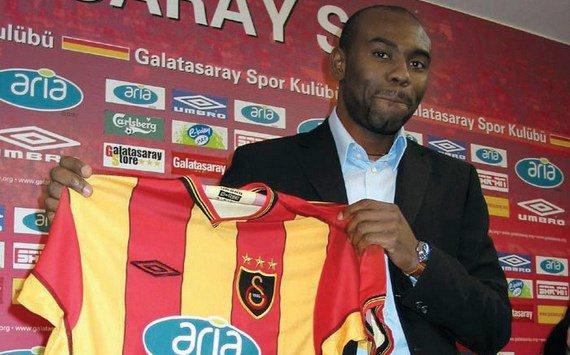 <p><strong>Ali Lukunku (Galatasaray, 2002-03)</strong><br /><br />Galatasaray'da ikinci Fatih Terim döneminin ilk senesinde transfer edilen Kongolu golcü, 2 milyon dolarlık bir bonservis bedeli karşılığında transfer edilmişti. Hava toplarındaki etkinliğiyle göze çarpan Lukunku, çıktığı 14 resmi maçta 6 gol atsa da, özellikle teknik anlamdaki yetersizliği nedeniyle esprilere konu olmaktan kurtulamamış, sezon sonunda da gönderilmişti. </p>