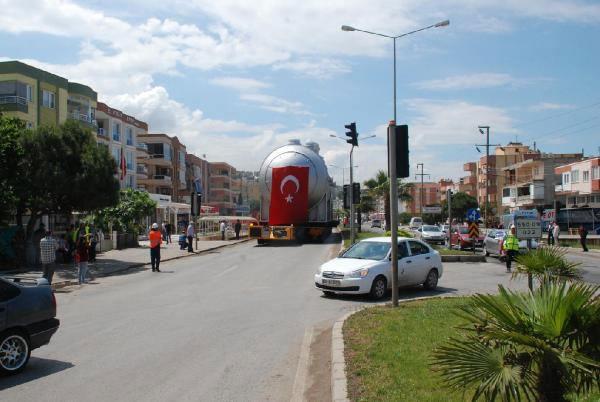<p>Aliağa Limanı'ndan yola çıkan ve Manisa'nın Gördes ilçesinde kurulu nikel işleme tesisinde kullanılmak üzere Çin'den ithal edilen 738 tonluk dev kazanı görenler şaşkınlıklarını gizleyemedi.</p>