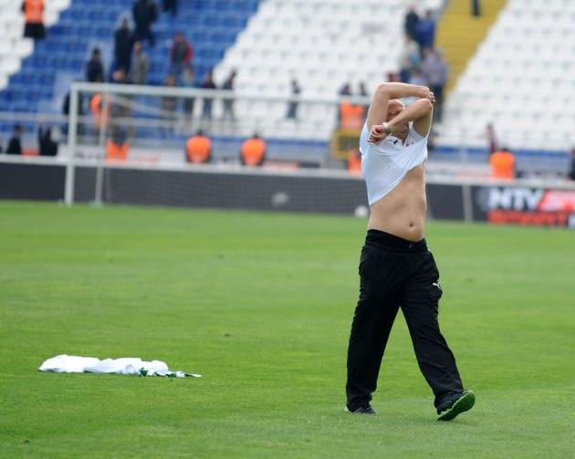 Alman teknik direktör Daum'un yerine göreve getirilen İrfan Buz, maç sonunda taraftarları kırmadı.