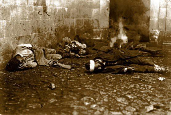 <p>Fotoğraflarda toplu katliam kurbanı hayatlarından olan Türklerin cansız bedenlerinin kareleri de yer buluyor. Bir Türk köyünde kurşuna dizilen köy imamı ve köy halkının fotoğrafları da kitapta yer buluyor.</p>