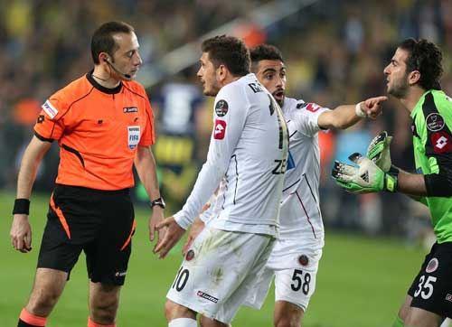 <p>2 g&uuml;zel asist (penaltı) yapan C&uuml;neyt &Ccedil;akır fenerbah&ccedil;e i&ccedil;in bir de gol atarsa tarihe ge&ccedil;ecek. Haydi C&uuml;neyt başarabilirsin inanıyoruz.</p>