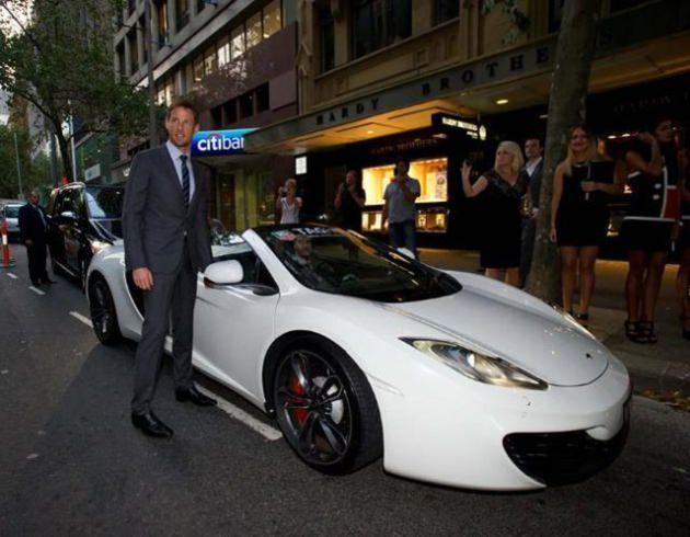 Jenson Button bir partiye McLaren 12C Spider ile geldi.