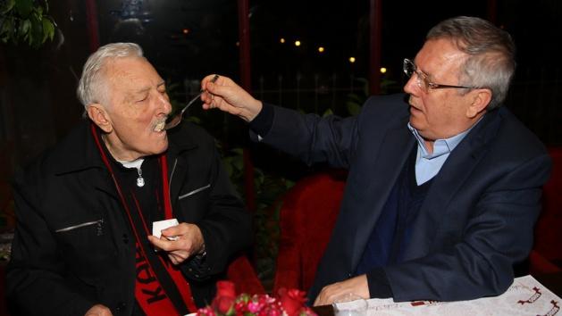 Aziz Yıldırım Seba'yı elleriyle besledi!