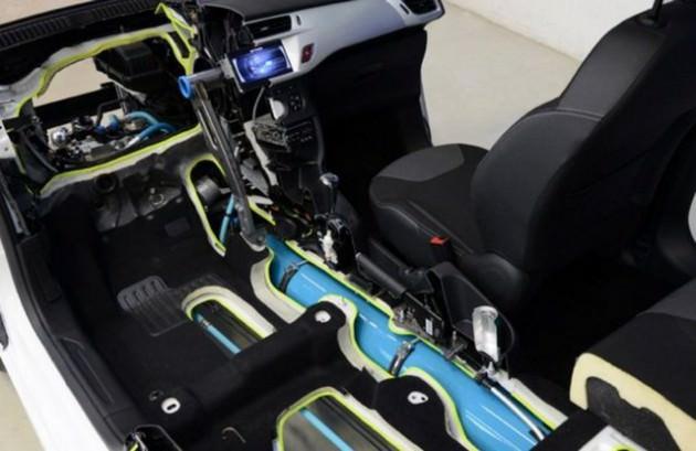 PSA, Peugeot Citroen "Hybrid Air" teknolojisini tanıttı. Hibrit bir benzinli motor ve bir hidrolik pompa ve motoru bir araya getirilerek kurulan sistem g&uuml;c&uuml;n&uuml; sıkıştırılmış havadan alıyor. Sıkıştırılmış hava ise &ouml;n koltukların arasında uzanan bir tankta depolanıyor. Son model bir Citroen C3 &uuml;zerinde g&ouml;sterilen tertibatta motor, şanzıman, pompa ve motor, aracın &ouml;n kısmında motor b&ouml;lmesinde bulunuyor. Bu teknolojide bir otomobil elektrikle &ccedil;alışan hybrid otomobillerden 1.600 dolar daha ucuza satılacak.