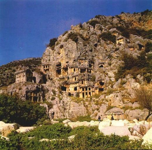 Uluslararası üne sahip: Uluslararası bir üne sahip Demre'de Noel Baba Kilisesi, Myra antik kentinin dağa ustalıkla oyulmuş kaya mezarları görülmeye değer yerler. Kaş'a 40 km. mesafede bulunuyor.