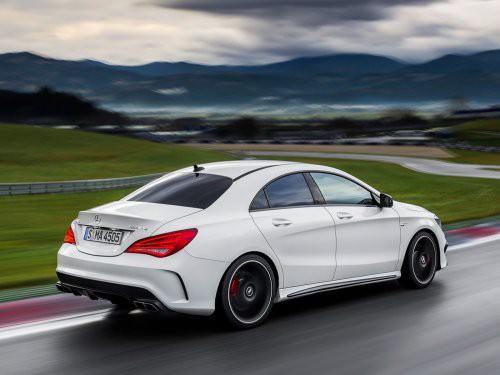 Firma ge&ccedil;tiğimiz ay tanıttığı CLA&rsquo;nın hatcback kardeşi A45 AMG ile aynı altyapıyı k&uuml;&ccedil;&uuml;k CLS i&ccedil;inde kullanmış. En hızlı CLA olan CLA 45 aMG,2.0 lt&rsquo;lik 4 silindirli ve turbo beslemeli motoruyla 360 bg g&uuml;&ccedil; ve 450 Nm tork değerine sahip.