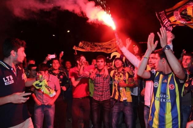 <p>Bağdat Caddesi'nde ve Türkiye'nin bir çok yerinde taraftarlar şampiyonluğu büyük bir coşku ile kutladı</p>