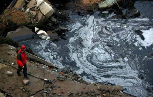 <p>Liman kenti &Ccedil;ingdao'da &uuml;lkenin petrol devi Sinopec'e ait boru hattındaki patlamada yaralanan 136 kişinin tedavilerine ise devam ediliyor.</p>