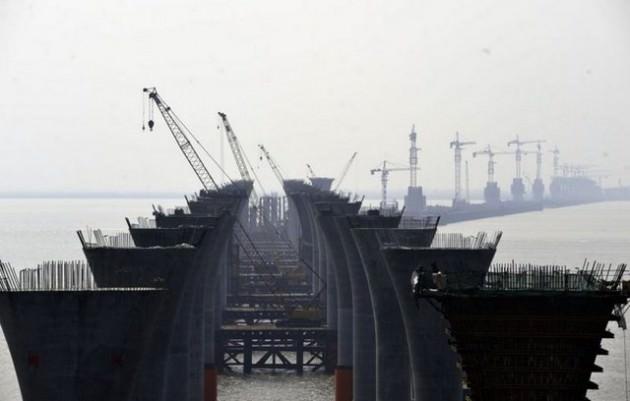 Dünyanın en uzun ve geniş asma köprüsünün inşaatı Çin’in Shaoxing kentinde tamamlandı.