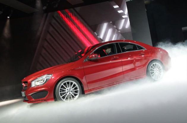 Mercedes merakla beklenen CLA’yı tanıttı. CLA çarpıcı tarzda, giriş seviyesi, coupe tasarımına sahip dört kapılı bir otomobil.
