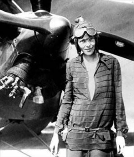 Amelia Earhart 1897-1937 Atlantiği uçarak geçen ilk kadın.