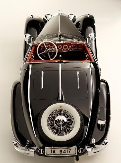 1936 Mercedes-Benz Von Krieger 540K Special Roadster, ikinci dünya savaşı sırasında araç, savaştan kaçan baronların elinden ülke ülke gezdi.