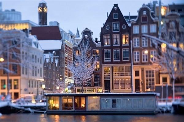 Hollanda’da bir galon benzinin fiyatı 9,09 dolar. 