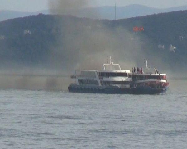 Boğazdaki tur teknesinde &ccedil;ıkan yangın sonrası tekneden dumanlar y&uuml;kseldi. Tekne, Bostancı İskelesi'ne yanaştı.