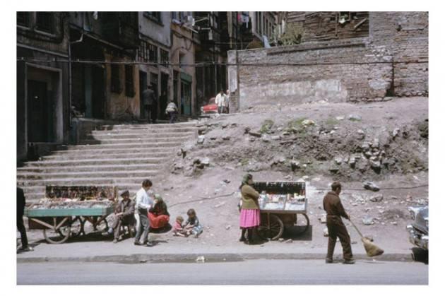 <p>Indiana Üniversitesi, Charles W. Cushman fotoğraf koleksiyonundan eski İstanbul fotoğrafları çıktı. Günümüze kıyasla daha tenha görülen İstanbul'un bu fotoğrafları 1965 yılında çekilmiş.</p>