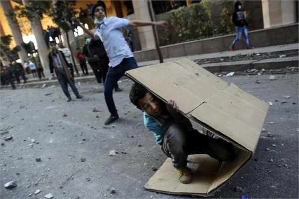 Kahire’de 25 Ocak devriminin 2. yıldönümünde başlayan olaylarda, göstericiler Tahrir Meydanı’nda polis saldırılarına karşı koymaya çalışmıştı. 30/01/2013