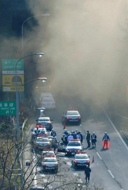 Yaklaşık 5 kilometre uzunluğunda olan t&uuml;nelin 110 metrelik b&ouml;l&uuml;m&uuml; yıkıldı. Bu sırada t&uuml;nelden ge&ccedil;mekte olan otomobillerden bazıları enkaz altında kaldı.