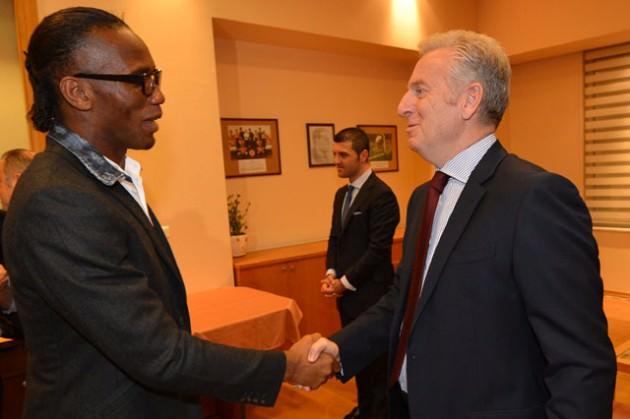 NEDE GÜZEL YAKIŞTI O BAYRAK ELİNE ! HOŞGELDİN DİDİER DROGBA :)