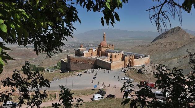 Gül, İshak Paşa Sarayın'nda çektirdiği fotoğrafları ve sarayla ilgili düşüncelerini Twitter'da da paylaştı.