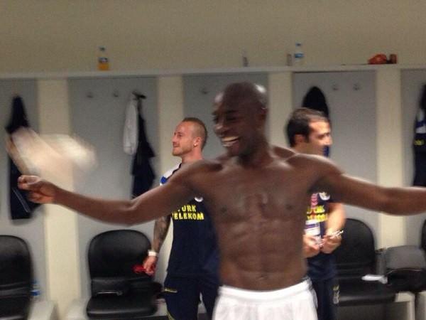 <p>Pierre Webo'nun sevinci ise görülmeye değerdi.</p>
