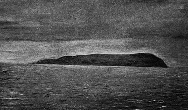 <p>National Geographic’te yayınlanan ilk fotoğraf 1890 yılında derginin 3. sayısında Herald Adası’nın gemiden çekilmiş fotoğrafı okuyuculara ulaştı. Kaynak: Dünyanın ilk fotoğraf çekimleri fotoğraf tarihi fotoğraf belgeseli</p>