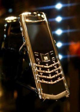 Vertu Signature (80.000 USD) Vertu Signature'un temel modelleri 14.000 dolardan başlıyor. Bu altın modeli ise 80.000 dolar gibi bir fiyata sahip. Ancak bu telefonun bir kamerası yok!