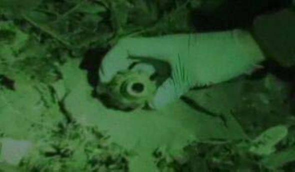 MOBESE kameralarına yansıyan görüntülerde gözaltına alınan bir şüphelinin polis üniformasıyla Hakkari Rektörlüğü'ne saldırıda bulunduğu görülüyor.