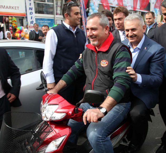 Ziyaretler sırasında yanından motosikletle ge&ccedil;en bir vatandaşın arka koltuğuna binen Yıldırım bir s&uuml;re b&ouml;yle seyahat etti. 