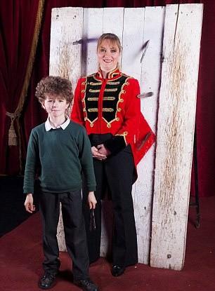 Leichester kentinde yaşayan Edward'ın g&ouml;revi, okul d&ouml;n&uuml;ş&uuml; annesi Erika&rsquo;ya bı&ccedil;ak fırlatmak.