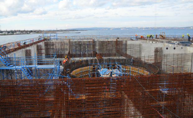<p>Köprü inşaatında deniz suyundan etkilenmeyen özel bir beton kullanılıyor.</p>