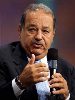 Bu bakış açısını göz önünde bulundurarak, Carlos Slim imparatorluğunu önce Latin Amerika’da genişletmeye yöneldi. Brezilya devlet başkanı Lula’nın dostu olan Slim, Orta ve Güney Amerika’daki birçok devlet başkanı tarafından kabul edildi. Kolombiya’da televizyondan Brezilya’da bilgisayara, Paraguay’da biyolojik yakıttan Nikaragua’da jeotermal enerjiye kadar yatırımları var. Ama her zaman olduğu gibi telefon sektörünü ana gücü olarak kullanıyor.