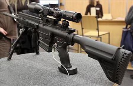 <p>MİLLİ PİYADE TÜFEĞİ (MPT) 4.3 kilogram ağırlığında, mermi çapı 7.62 mm, boyu 88 cm, şarjörü 20 mermi kapasiteli MPT'nin etkili atış menzili 400 metreyi buluyor.</p>