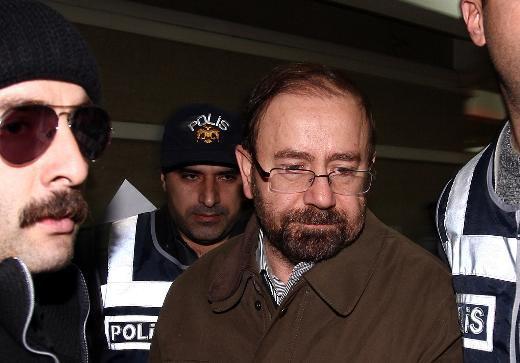 LEVENT ERSÖZ Balyoz davasında ilk karar, ifade veremediği için emekli Tuğgeneral Levent Ersöz'ün dosyasının ayrılması oldu.