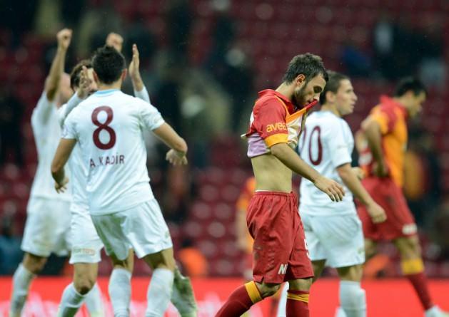 <p>Spor Toto Süper Lig'de ve Şampiyonlar Ligi'nde yoluna emin adımlarla devam eden Galatasaray, yedek ağırlıklı çıktığı Ziraat Türkiye Kupası 5. tur maçında sahasında PTT 1. Lig ekiplerinden 1461 Trabzon'a 2-1 yenilerek elendi. Bu mağlubiyetle sarı kırmızılılar kupa hasretini 8 yıla yükseltti.</p>