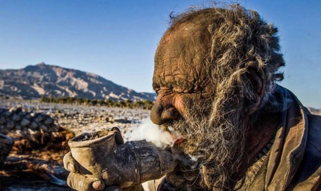 <p>Amoo Hadji, tam 60 yıldır suya dokunmadan yaşıyor.</p>