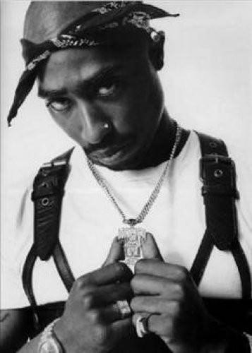 <p>Shakur, gittiği bir Mike Tyson müsabakasının çıkışında kurşun yağmuruna tutuldu. Hala şüpheli görünen bu saldırının komplo olduğu ve Tupac'ın ortadan kaybolmak için bunu gerçekleştirdiği iddia ediliyor.</p>