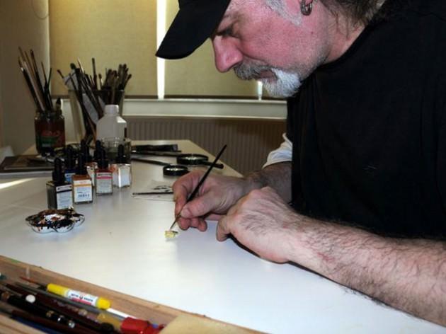 Bu zamana kadar yaklaşık 200 mikro objeye ulaştı. Kimi zaman sineğin kanadı, kimi zaman bir pirin&ccedil; tanesi, kimi zaman incir &ccedil;ekirdeği, kimi zaman bir nohut tanesinde d&uuml;nya haritası...