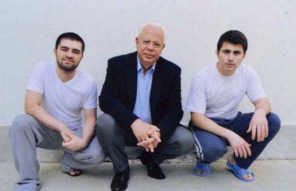 Cumhuriyet'in haberine göre, Silivri'de 5 No'lu Cezaevi'nde yatan Cem Garipoğlu'nu önce amcası Hayyam Garipoğlu'nun yakın arkadaşı işadamı Korkmaz Yiğit, ardından da yağma suçundan yatan Hakan Y. adlı hükümlü terk etti.