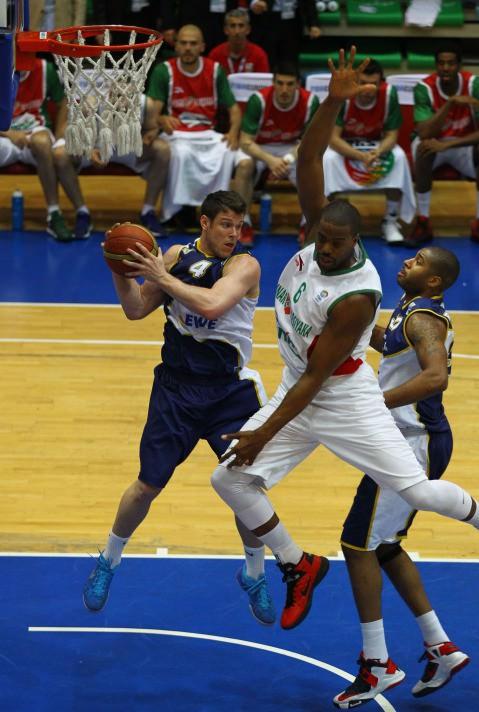 FIBA Eurochallenge Final Four'da Karşıyaka, EWE Baskets'i 66-62 mağlup ederek finale kaldı.