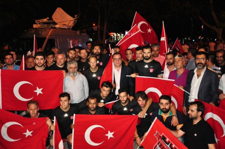 <p>Gaziantepspor'lu futbolcular takım halinde, bayrakları ile FETÖ'cü ihanete karşı sokaklara çıktı.</p>
