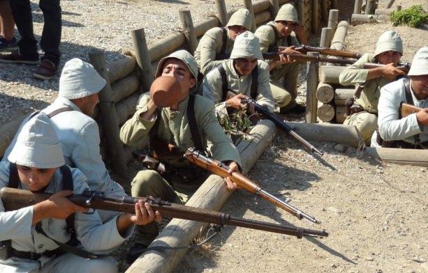 <p>Bu arada General Hamilton, Türk ordusunun gerilerine sarkmak ve çember içine alıp yok etmek için Büyük ve Küçük Kemikli burunları arasında yer alan Suvla sahillerine çıkıp Anafartalar'da üçüncü bir cephe açmaya karar verdi.</p>
