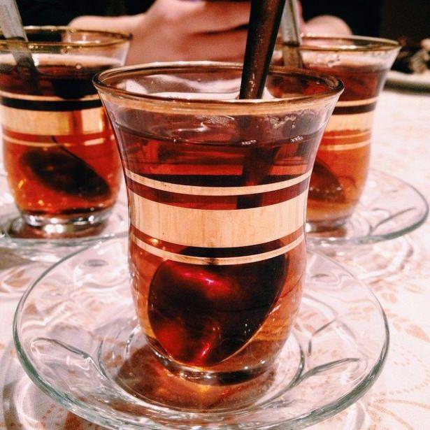 <p><strong>Arnavutluk'un qaj'ı</strong></p>

<p>Arnavutluk'ta çay tıpkı Türkiye'de olduğu gibidir. Çaydanlıkta demlenen çaylar ince belli bardaklarda servis edilir. Gürcistan'da da yine siyah çay kullanılır ve çay bardaklarında sıcak sıcak sahiplerine ulaşır.</p>
