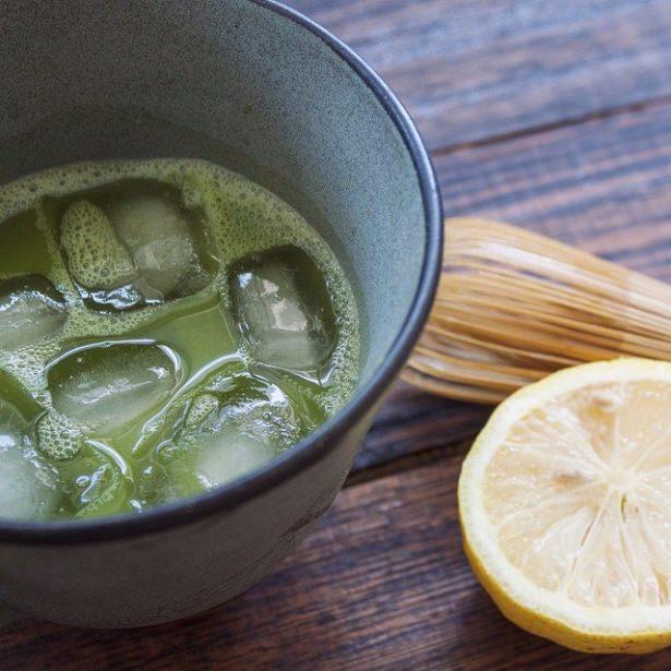 <p><strong>Japonya'nın matcha'sı</strong></p>

<p>Matcha çayıyla sizleri tanıştırdığımıza göre içimiz rahat. Yeşil çay tohumlarından hazırlanan her derde deva çaydır. Toz halinde olduğu için yoğunluğu yüksektir. Ayrıca yeşil renkte olduğu için fotoğraflarda oldukça fotojeniktir.</p>

