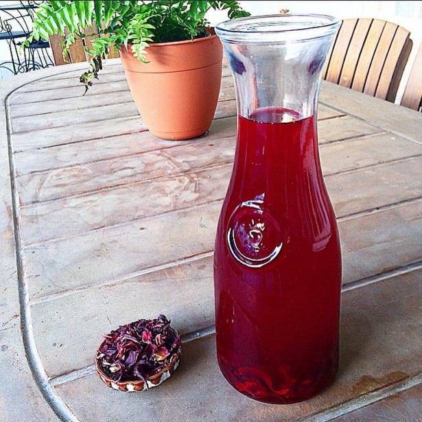 <p><strong>Mısır'ın hibiskus çayı</strong></p>

<p>Mısır'da en çok tüketilen çay siyah çay ancak hibiskus çayı da azımsanmayacak derecede fazla tüketiliyor. Bu yüzden bir gün siyah çay bir gün hibiskus içerken bulabilirsiniz kendinizi.</p>
