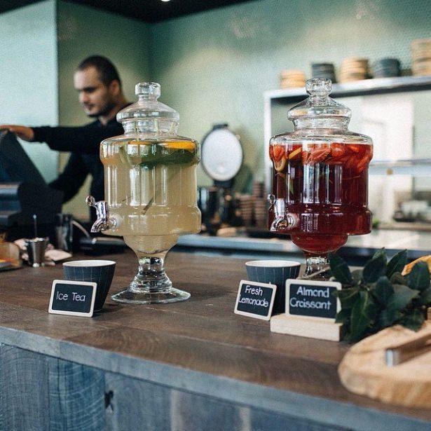 <p><strong>Amerika'nın ice tea'si</strong></p>
<p>Çayı daha çok soğuk olarak tercih eden Amerikalılar, çayı buzla karıştırıp üzerine bir de limon atıyorlar. Hafif bir tat elde etmek için de birazcık soda koyuyorlar.</p>