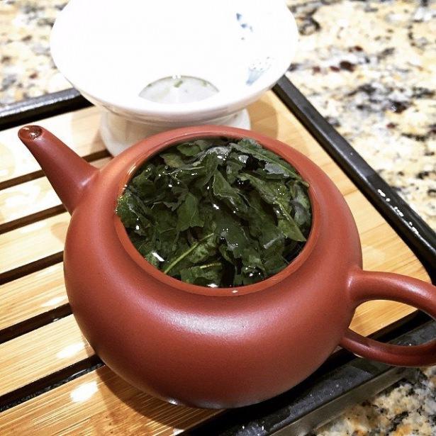 <p><strong>Çin'in tieguanyin'i</strong></p>

<p>Çin'de çay tüketimi oldukça yüksek ve farklı. Bitki çaylarının yanı sıra siyah çaydan ziyade Rooibos çaylarla da mutlu olan Çinliler'in isteyip de içemediği bir çay var: "Merhametin demir tanrıçası" anlamına gelen çay: tieguanyin. Nedeni ise oldukça pahalı olması.</p>
