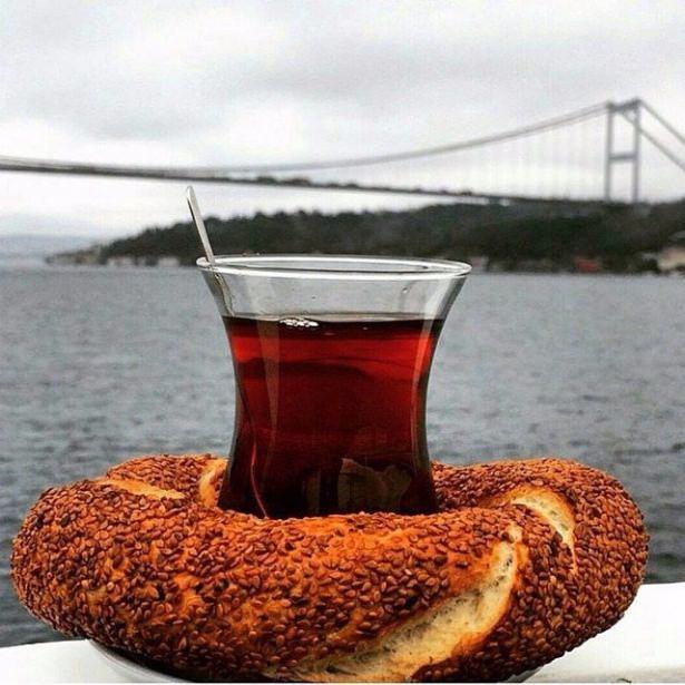 <p><strong>Tabii ki Türkiye'nin tavşan kanı</strong></p>

<p><span style="color:rgb(204, 204, 204)">Biz; bir fincan kahvenin kırk yıl hatırı vardır diyen, fakat daha çok çay içen bir neslin çocuklarıyız. Soframızın vazgeçilmezi, Karadeniz’in simgesi, ikramlarımızın baş içeceği, tiryalik nedenimiz çayın geçmişi 3000 yıl öncesine dayanır. </span>Her güne sevdiklerimiz kadar içimizi ısıtan bir bardak çayla başlıyoruz. En güzel muhabbetin yapıldığı masalarda bize eşlik eden bir bardak çaydır aslında.</p>
