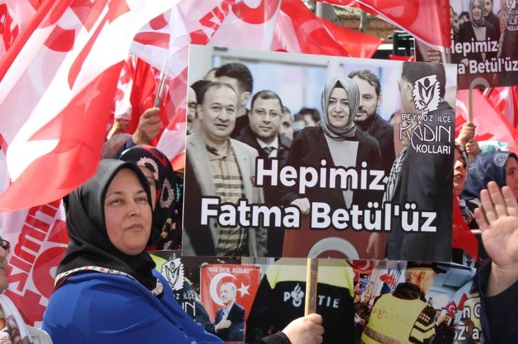 <p>Siyasi kariyerine 2009 yılında adım atan Fatma Betül Sayan Kaya, İstanbul Fatih doğumlu. </p>
